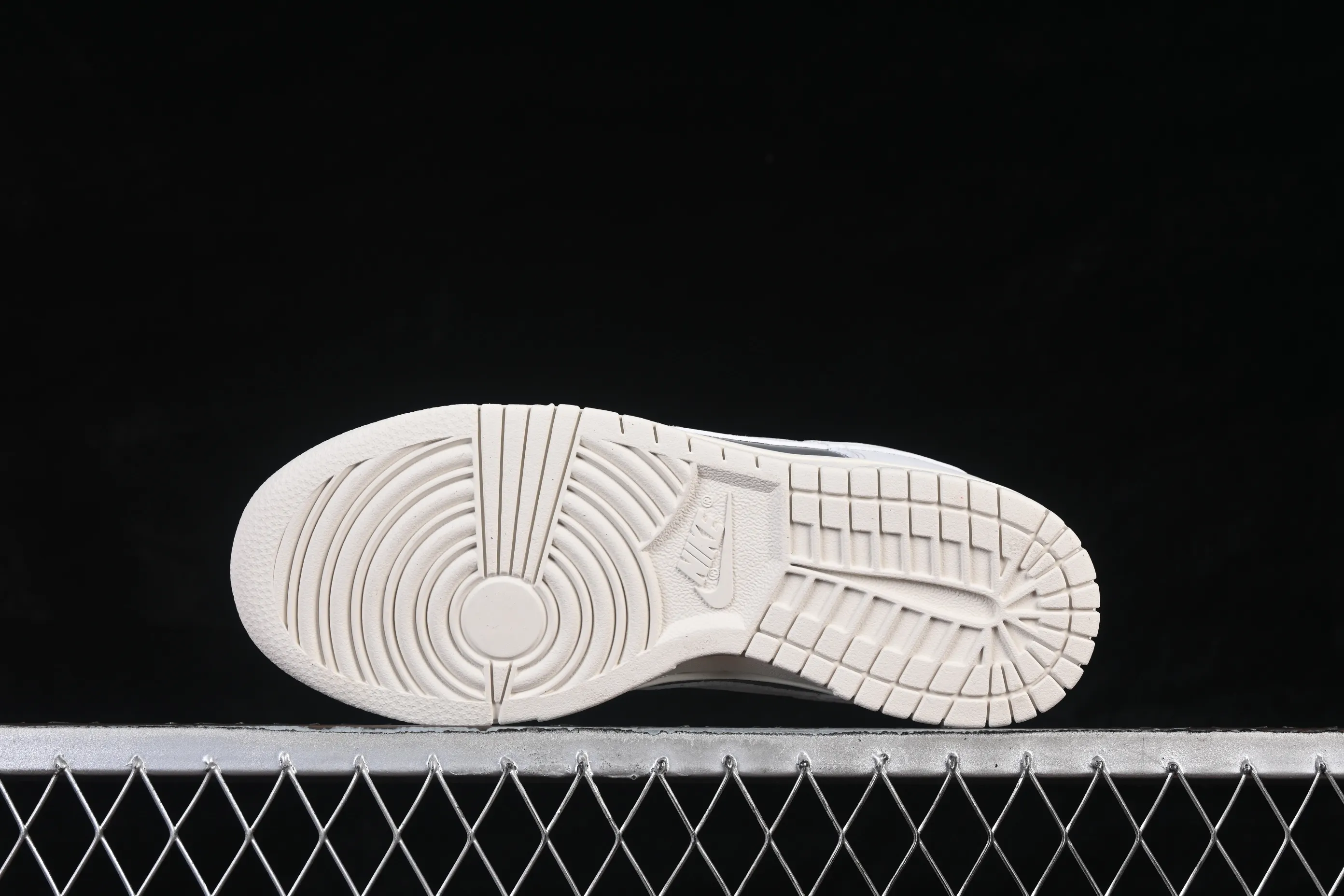 All categories Nk SB Dunk series Nk SB Dunk Low low-top sneakers Nike SB Dunk Low silver low-top casual sneakers IB7311-001